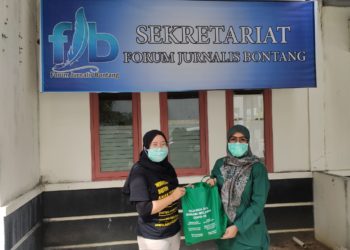 Dirut Amalia Salurkan 60 Paket Sembako Untuk Wartawan