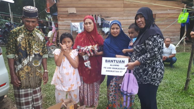 Alumni FE-UMI Angkatan 1997 Salurkan Bantuan Korban Banjir Bandang Masamba