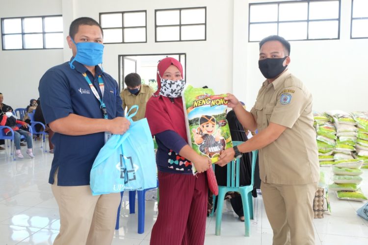 UPZ Pupuk Kaltim Salurkan BLT Tahap 3 bagi Ratusan Warga Terdampak Covid-19 di Guntung
