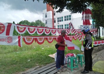 Jelang Kemerdekaan, Penjual Bendera Musiman di Bontang Mulai Ramai