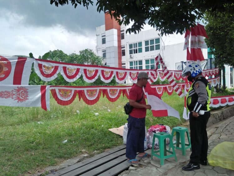 Jelang Kemerdekaan, Penjual Bendera Musiman di Bontang Mulai Ramai