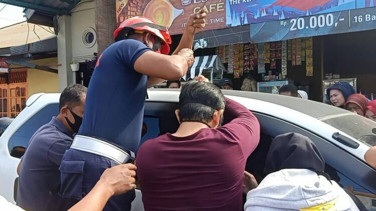Sigap, Petugas Damkar Selamatkan 2 Bocah Terkunci di Dalam Mobil