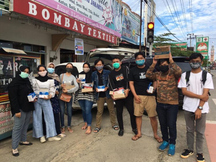 Bontang Bersinergi & Teamuda Bontang Bagi Ratusan Masker dan Handsanitizer Gratis