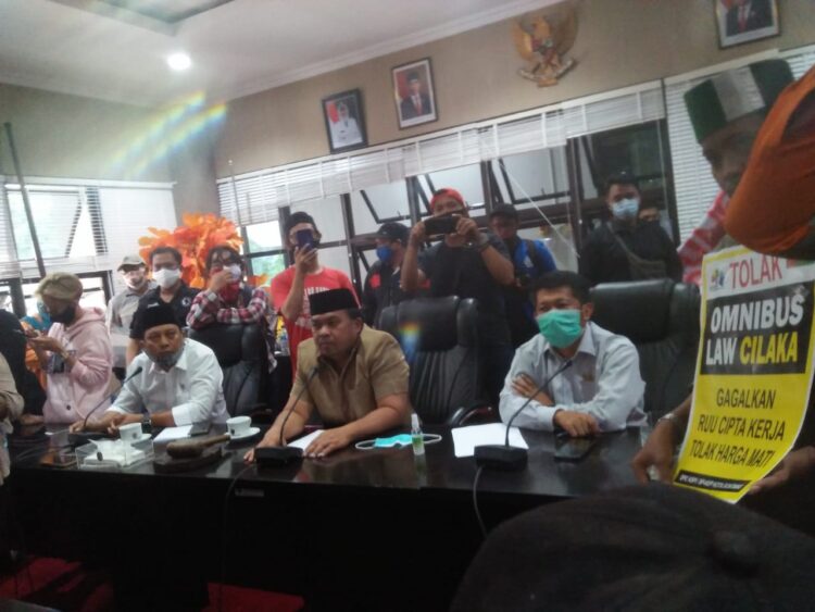 Mediasi Pendemo, Wakil Ketua DPRD Bontang Sepakat Tolak Onimbus Law