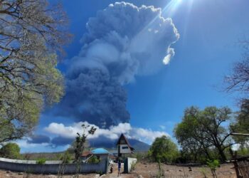 Dahsyatnya Letusan Gunung Ili Lewotolok NTT Pagi Tadi