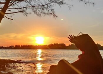 Romantisnya Senja di Pantai Jingga, Cocok Jadi Lokasi Ngecamp dan Fishing