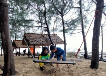 Romantisnya Senja di Pantai Jingga, Cocok Jadi Lokasi Ngecamp dan Fishing