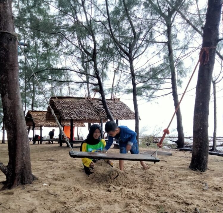Romantisnya Senja di Pantai Jingga, Cocok Jadi Lokasi Ngecamp dan Fishing