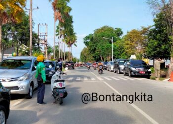 Hari Pahlawan, Aksi Abang Ojol Berhelm Kuning Ini Tuai Pujian