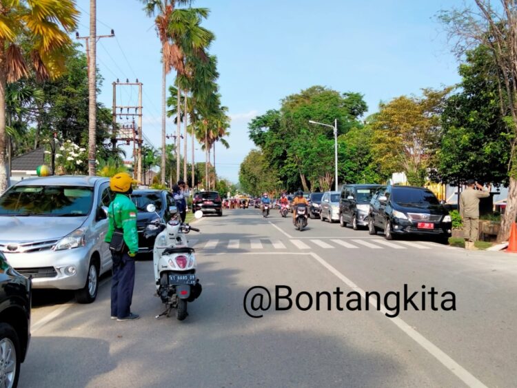 Hari Pahlawan, Aksi Abang Ojol Berhelm Kuning Ini Tuai Pujian