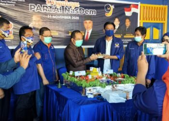 Joni Potong Tumpeng di HUT NasDem ke-9