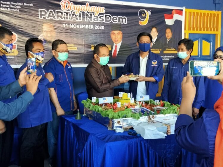 Joni Potong Tumpeng di HUT NasDem ke-9