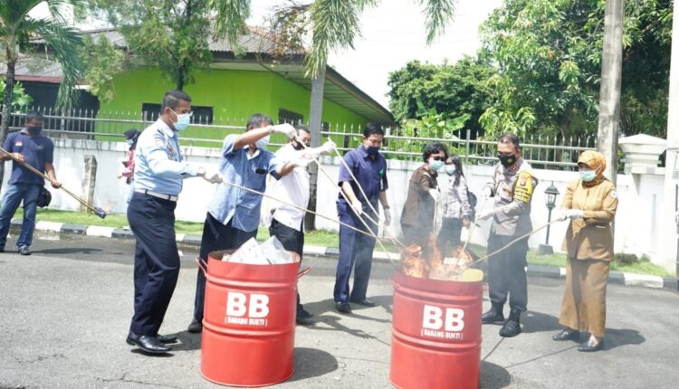 Didominasi Narkoba, Kejari Bontang Musnahkan Barang Bukti