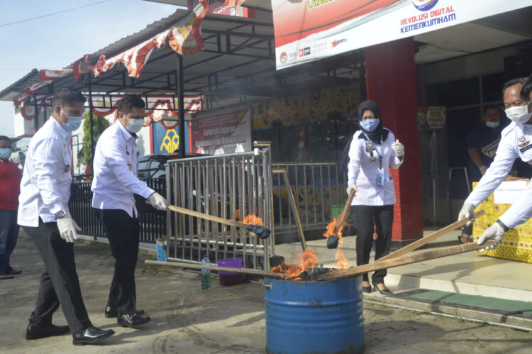 Geledah Blok Tahanan Rutan, Ratusan Ponsel dan Sajam Dimusnahkan