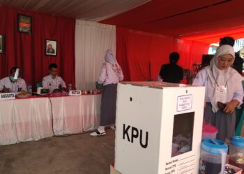 Unik, Petugas TPS 3 Wiraguna Gunakan Seragam Sekolah