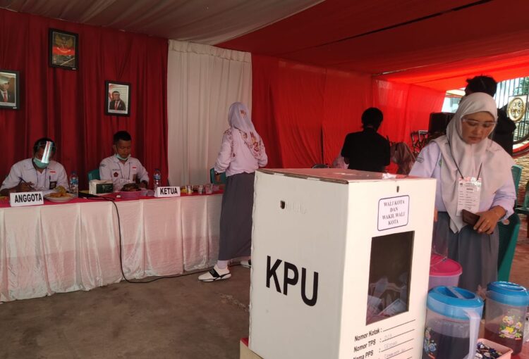 Unik, Petugas TPS 3 Wiraguna Gunakan Seragam Sekolah