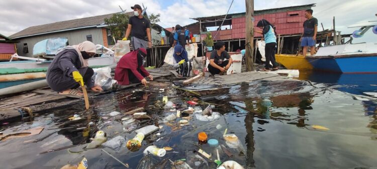 2 Jam Bersih Laut Selambai, Kelompok Pemuda Ini Angkut 140,955 Kg Sampah