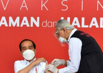 Disuntik Vaksin Covid-19, Jokowi: Ikhtiar Besar untuk Terbebas dari Pandemi