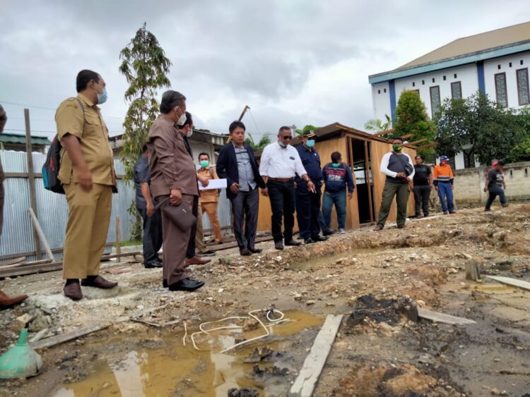 Anggaran Hanya Cukup untuk Tiang Pancang, Jamaah Shalat 5 Waktu di Pelataran Sekolah
