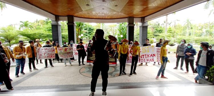 Mahasiswa Unmul Gelar Aksi Tuntut Uang Kuliah Tunggal Gratis