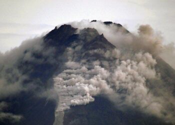 Siang Tadi Merapi Luncurkan 36 Kali Awan Panas, Boyolali dan Klaten Hujan Abu