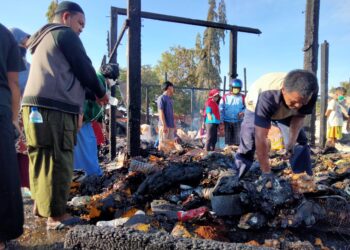 Pasca Kebakaran, Pedagang Pasar di Loktuan Mengais Barang di Antara Puing-puing