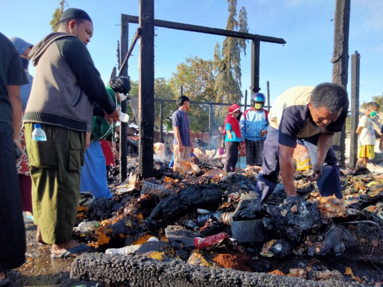 Pasca Kebakaran, Pedagang Pasar di Loktuan Mengais Barang di Antara Puing-puing