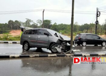 Hujan Deras, Mobil Tabrak Tiang Lampu Jalan Eks Pupuk Raya