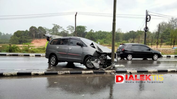 Hujan Deras, Mobil Tabrak Tiang Lampu Jalan Eks Pupuk Raya