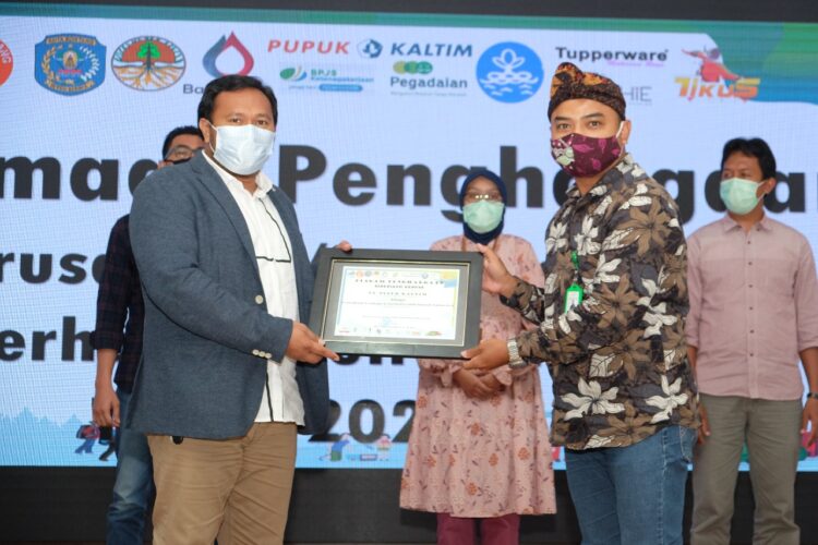 Pupuk Kaltim Terima Penghargaan Perusahaan Pemerhati Peduli Sampah