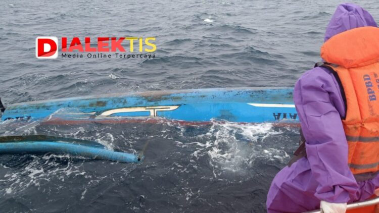 Perahu Terbalik Dihantam Ombak di Perairan Bontang, 4 Pemancing Dievakuasi