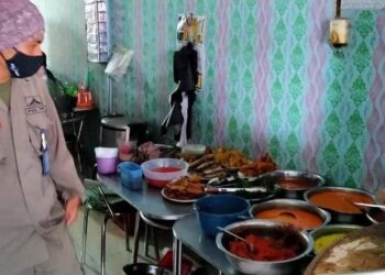 Nekat Buka Siang, Pemilik Warung Makan Diingatkan Satpol PP