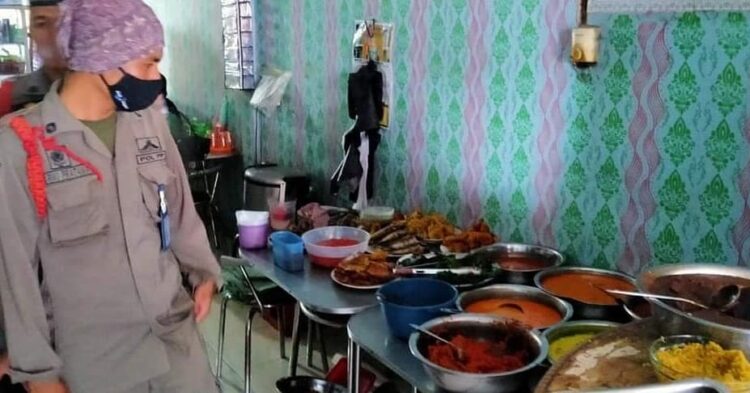 Nekat Buka Siang, Pemilik Warung Makan Diingatkan Satpol PP