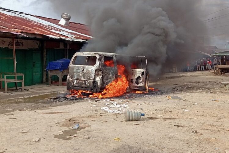Tewas Kena Tikam Rekan Mabuk, Keluarga Korban Marah dan Bakar Mobil Pelaku