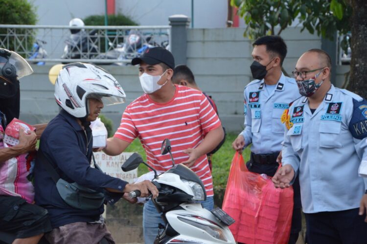 Jelang Buka Puasa, Rutan Samarinda Bagi Ratusan Takjil untuk Pengguna Jalan