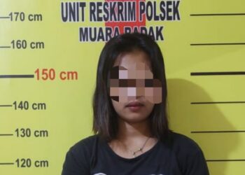 Panik Saat Polisi Datang, IRT di Muara Badak Terciduk Buang 3 Poket Sabu
