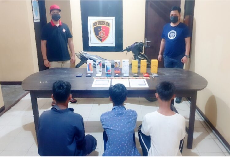 Kebelet HP Baru, 3 Remaja Nekat Panjat Pagar Toko di Jalan Poros Bontang-SMD