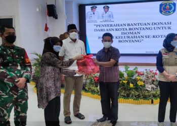 Basri Serahkan 150 Paket Donasi ASN untuk Warga yang Jalani Isoman