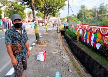 Datang dari Garut, Samson Jual Bendera di Bontang, Khawatir Modal Bos Tak Balik
