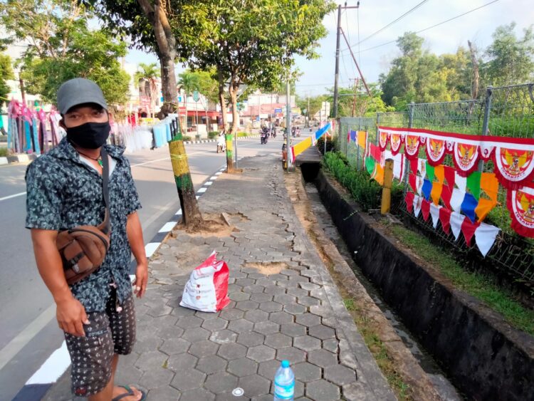 Datang dari Garut, Samson Jual Bendera di Bontang, Khawatir Modal Bos Tak Balik