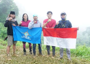Peringati HUT-RI ke-76, Komunitas Pecinta Alam Kibarkan Bendera di Puncak Sebatik