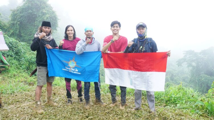 Peringati HUT-RI ke-76, Komunitas Pecinta Alam Kibarkan Bendera di Puncak Sebatik