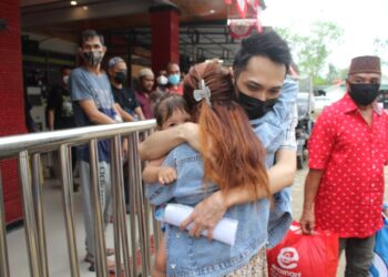 Penuh Haru, Anak Istri Sambut Kebebasan Narapidana Penerima Asimilasi Covid-19