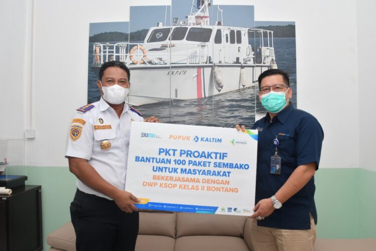 PKT Proaktif Salurkan 100 Paket Sembako untuk Masyarakat Bontang