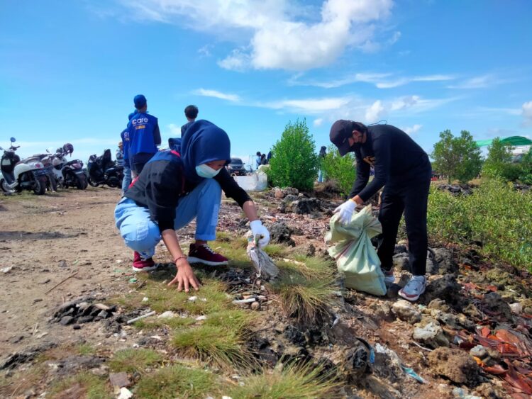 WCD, Ratusan Relawan Jarah Sampah di Pantai Citra Lestari Bontang