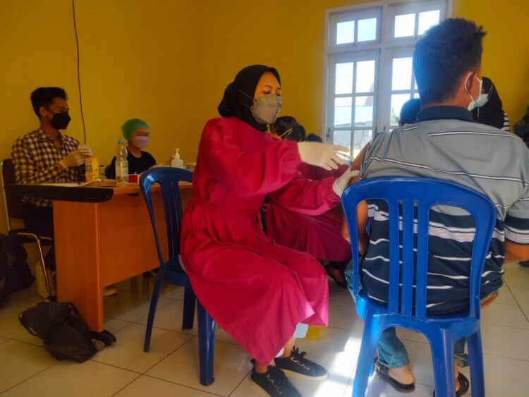 Tak Kurang 660 Warga Ikut Vaksinasi di Kantor DPD Golkar Bontang