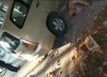 Brak! Mobil Dinas DPM-PTSP Bontang Tabrak Kantornya Sendiri