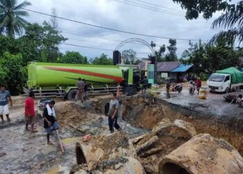 Poros Bontang-SMD Lumpuh, Truk CPO Kandas di Atas Proyek Drainase