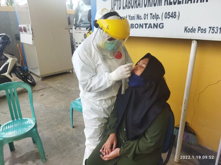 Antisipasi Klaster Sekolah, Guru-Siswa SMP N 1 Bontang Jalani Tes PCR