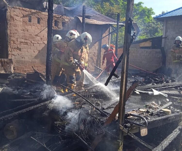 Rumah Pengepul Plastik di Depan TPA Bontang Lestari Hangus Terbakar